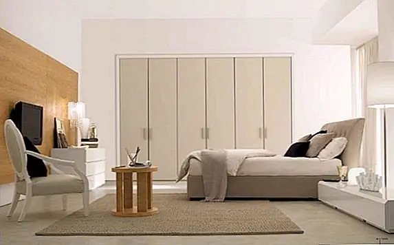 Сочетание черно-белого и бежевого с белым и темно-коричневым удивительно и отражает глубокое понимание хроматических комбинаций и их эффекта. Кровать окружена предметами, которые должны находиться в спальне, но они имеют как функциональную, так и декоративную цель, и результат велик. {Найден на h-d}