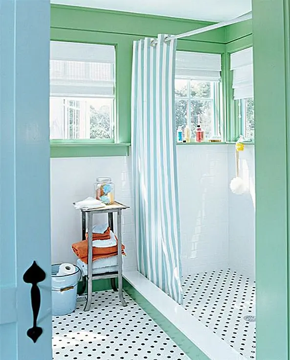 В областях с искусственным освещением цвета, как правило, смягчаются. Таким образом, есть очень хороший баланс между уютными и развлекательными пространствами. В некоторых комнатах переход между этими цветовыми палитрами производится постепенно, но он все еще очень заметен. Наверху резиденции так же красиво. Покрытый подушкой уголок почти просит кого-то лечь и расслабиться. Здесь цвета более мягкие и успокаивающие. На этом уровне комбинация зеленого, синего и бирюзового цветов, по-видимому, захватила все комнаты. {Найдена на домашнем отдыхе}.