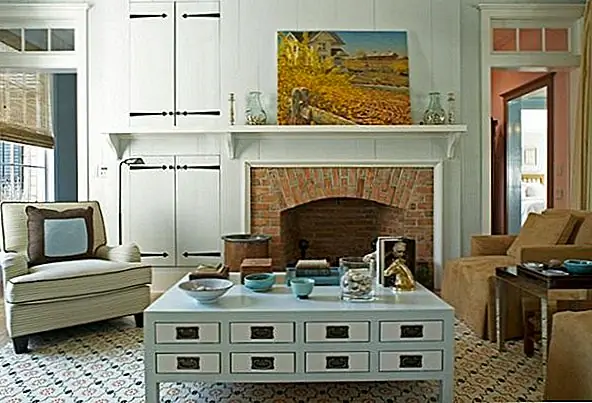 Но оставляя цвета в стороне, все комнаты в резиденции очень уютные. Угловой уголок для завтрака просто прекрасен. Эти красные стулья действительно выделяются, окруженные светло-голубыми стенами. Люстра также прекрасно размещена там. Также обратите внимание на то, что области, где есть много света, имеют более яркие цвета и комбинации, более интригующие.