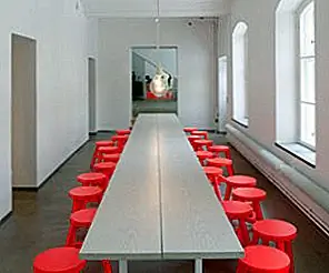 Будьте уверены в цвете - как интегрировать красные стулья в столовую