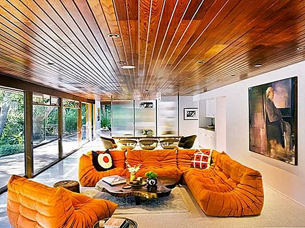 Эти элементы в сочетании с деревянным потолком создают очень интересный образ. Оранжевый цвет от мебели кажется отраженным на потолке. Деревянные элементы добавляют тепло к декору, в то время как мебель делает это пространство очень случайным.