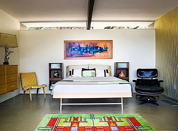 Столовая также очень интересна. Это пространство, которое отделено от другого лаунджа матовой стеклянной стеной. Также есть большая стеклянная стена, отделяющая ее от открытой площадки. Стулья для столовой имеют полупрозрачный дизайн, который выглядит очень интересным в сочетании с ковриком и его богатым узором. Зона отдыха немного проще. Он имеет ряд отсеков для хранения и полки на одной стене, красочную картину на другом и диван с подходящим креслом и стеклянный журнальный столик между ними. Другие комнаты дома похожи на эти: они современные, простые, но с сильными брызгами цвета и узора.