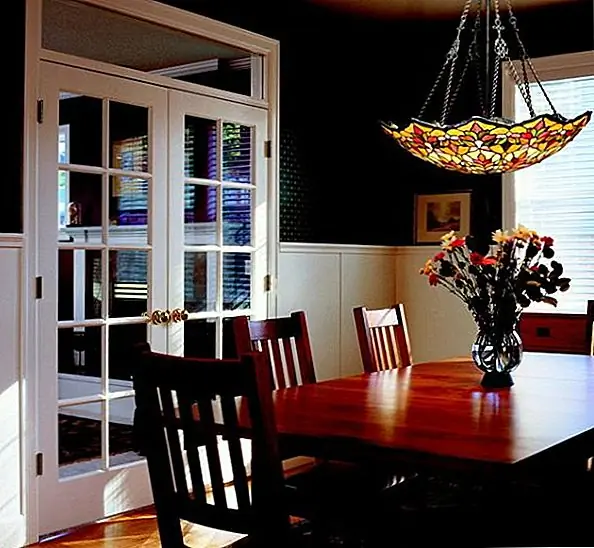 Это обязательное дополнение для любого, кто хочет привести фактор вау в столовую. Уникальный и красивый светильник, расположенный над вашим обеденным столом, будет работать для драматического эффекта. Это то, что все заметят и, несомненно, будут впечатлены. Вот несколько отличных примеров, которые вы можете вдохнуть …