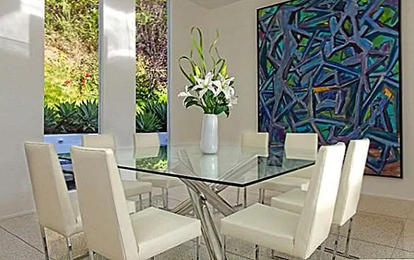 Стеклянный обеденный стол - отличный вариант, потому что он выглядит стильно и современно. Он идеально подходит для любой столовой в современном стиле. Не только это, но и представляет вам пустой холст. Это означает, что вы можете добавлять любые цвета или материалы, которые вы хотели бы. Кроме того, вы можете легко изменить стиль комнаты, не тратя деньги на замену стола.