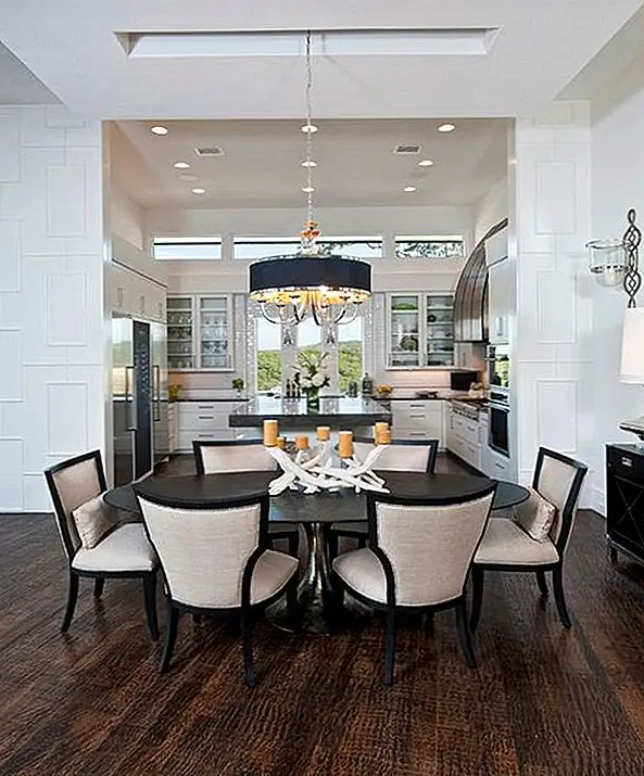 И последнее, но не менее важное: ваш главный центр стола необходим. Он добавляет фокус и должен уделять много внимания. Он способен задавать тон для темы комнаты. Самое замечательное в настольных центрах - это то, что они, как правило, недороги, и поэтому вы можете менять их на регулярной основе. Хорошая идея - сменить время года. Вот несколько отличных предложений, которые вы можете вдохнуть …