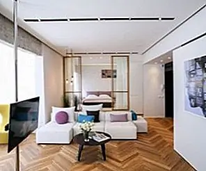 Елочная доска и бетонные колонны, связанные современным минимализмом