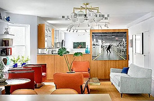 Некоторые из стен были окрашены в белый или бледно-бежевый, а другие были серыми. В некоторых случаях серый может быть действительно освежающим, если остальная часть декора выбрана для создания такой атмосферы. Чтобы компенсировать холодность стен, полы были покрыты медовыми деревянными досками. Затем была добавлена деревянная мебель. И чтобы все было счастливо и освежающе, теплые тона апельсина были добавлены здесь и там. Иногда их дополняли некоторые красные или коричневые. Общий вид уютный и привлекательный, и атмосфера очень домашняя. {Found on myparadissi}