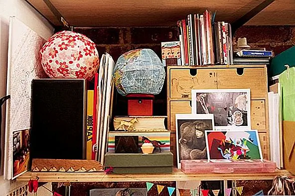 Кроме того, есть очень вдохновляющее множество бумажных фонарей, которые сидят над кроватью. Каждый мог купить бумажный фонарь или даже сделать это сам, но сколько из вас на самом деле, хотя и создали такую комбинацию? Пара была также очень креативной, когда включала место для хранения в этой книжной полке / кровати. Это отличный способ сэкономить место. В целом, пара сумела создать уникальное и очень творческое пространство, которое, по-видимому, идеально сочетается с их потребностями. Они планируют переехать в Лос-Анджелес, где я уверен, что они создадут еще один впечатляющий дизайн интерьера.