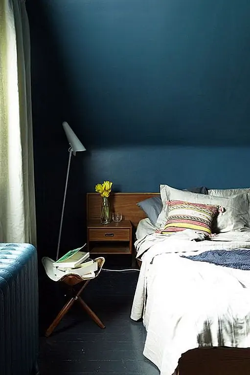 Угловые потолки могут быть сложными в спальнях, но покрасить их полностью капризный цвет, как этот темный павлин, - это фантастический способ пойти. Эта стратегия не только охватывает присущий ему фактор уюта, но и обманывает глаз, думая, что больше пространства, так как потолок (наклонный) сливается в стену.