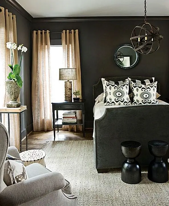 В спальнях, где много естественного света изобилует, темнеет на стенах, это хороший способ сохранить шикарные и сложные вещи. Этот темный шоколадный цвет одновременно романтичен и безмятежен, но потенциально угнетающий фактор держится под контролем с окнами и их текстурными занавесками.