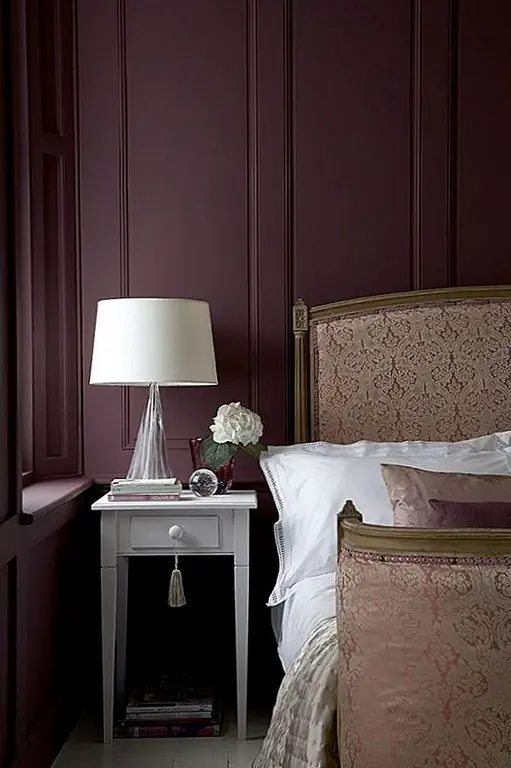 Я иногда забываю о бургундии, или о вине, или о том, что вы можете назвать этим красивым, богатым оттенком ягоды. Но темный цвет на этих стенах (и облицовка окон, для бесшовности) абсолютно обволакивает вас в теплоту и ощущение дома здесь.