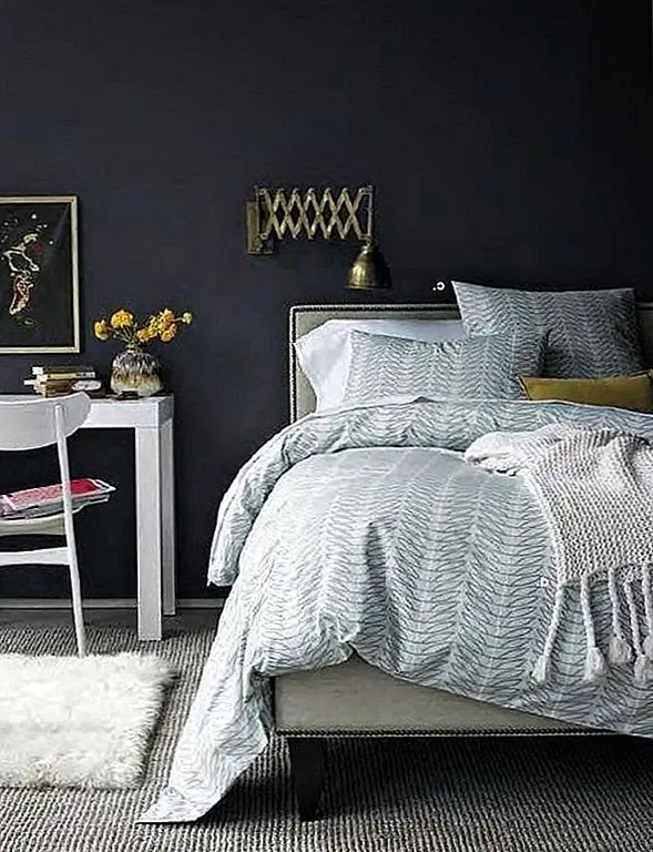 Этот цвет стены спальни напоминает мне, наилучшим образом, свежезаваренный асфальт. В простоте есть глубина. Светлый пол, в сочетании с еще более легкими постельными принадлежностями, поможет сохранить это со вкусом минимальное и чистое пространство, сбалансированное и привлекательное.