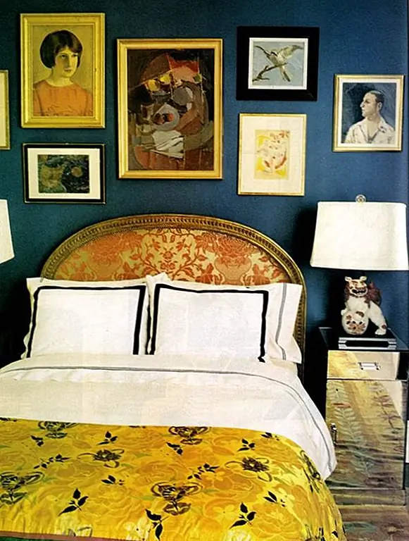 На всякий случай, когда вы начали задумываться о том, нужны ли темные стены в спальне более мрачной палитры, эта гостевая спальня Кейт Спейд приходит на помощь! Богатые, яркие золотые монеты приносят жизнь и прихоть к более серьезным стенам военно-морского флота для совершенно дружественного и расслабляющего пространства.