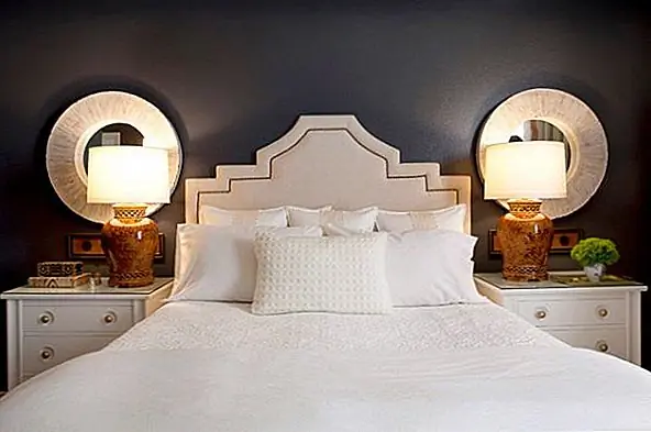 Когда у вас много светлой мебели и постельных принадлежностей, как в случае с этой шикарной спальней, темный цвет стены сделает фигуры абсолютно популярными. Представьте себе эту извилистую спинку кровати против более светлой стены. Хотя ментальный образ может быть воздушным, ему не хватает изощренности показанного здесь контраста. Потрясающий и успокаивающий.