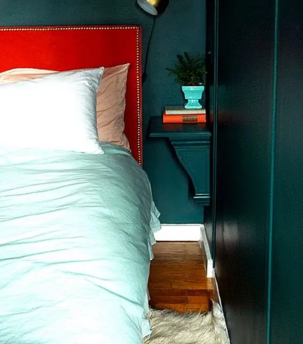 Если ваша спальня имеет больше общего с гардеробом, чем с другими спальнями (перевод: это крошечный тиенс), богатый темный цвет, подобный этому баварскому лесу, будет творить чудеса! Потолок, стены и встроенные стеллажи окрашены в один и тот же оттенок, поэтому они становятся совершенно уютным фоном для вашего спокойного отдыха.