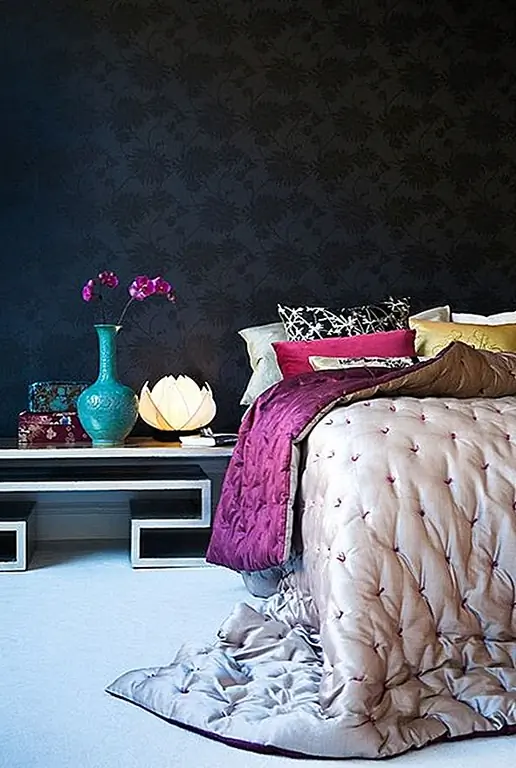 Иногда стена с темными обоями - это единственное, что может понадобиться стенам спальни. Разве этот дизайн не прекрасен? Существует много визуального интереса к попкам фуксии и бирюзы, а тонкий узор на темных обоях - безупречный и очень романтичный фон.