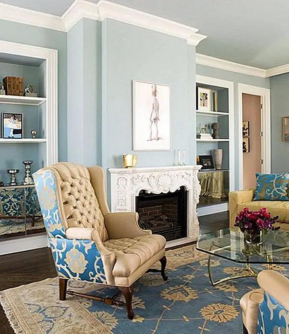 Бежевый и синий также выглядят свежими и чистыми, украшая кухню. Используя бежевый цвет в качестве основы для расширения и создания иллюзии большего пространства, нарисуйте свои синие шкафы или добавьте гигантский синий шкаф, чтобы компенсировать всю легкость. Или нарисуйте свои стены в приятном синем оттенке, а затем добавьте несколько проблемных, бежевых шкафов для уютного, потрепанного шикарного стиля.