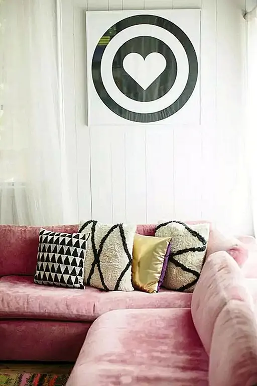 Ах, розовый диван. Она некоторое время танцует по краям нашего видения и теперь получила разрешение войти в центр внимания. Потому что ничто не говорит о женском роде, как кварцевый бархатный диван. (через Gosto Disto)