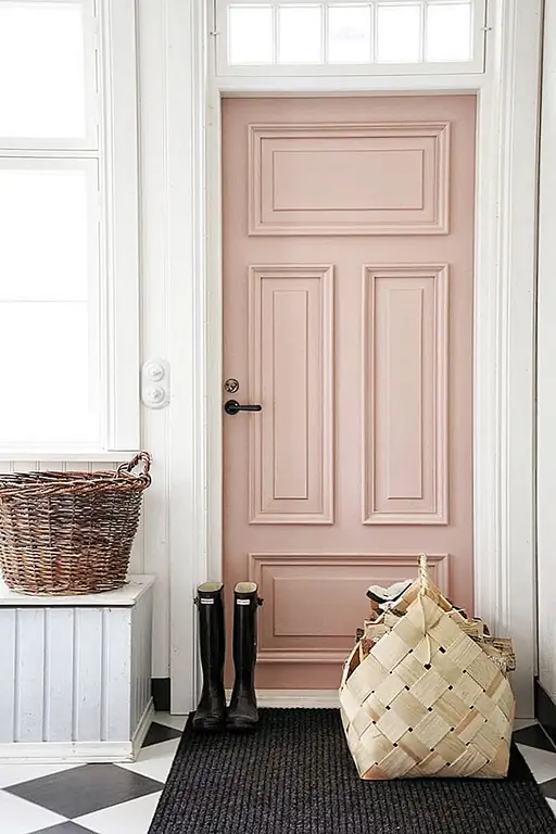 Передняя дверь обычно становится довольно пренебрегаемой в процессе домашнего укладки. Вы рисуете его один раз, а потом все готово. Могу ли я предложить вам сделать это с красивым слоем розового кварца? Это приведет весь ваш дом в актуальное состояние. (через Pompeli)