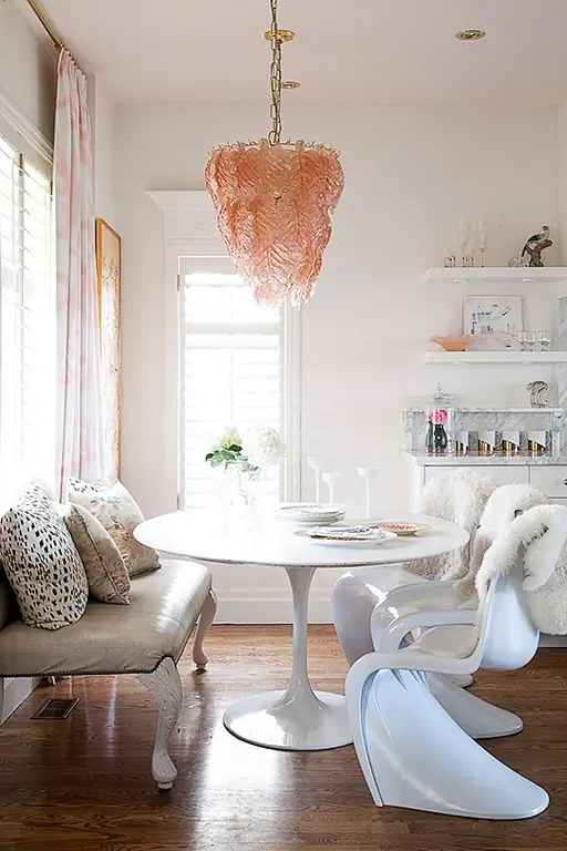 Розовое кварцевое освещение? Почему нет! Есть несколько великолепных розовых женских вариантов, которые будут бросать вашу столовую или гостиную или спальню в прекрасное румяное сияние. Расскажите о настройке настроения на День святого Валентина. (через Style Me Pretty)