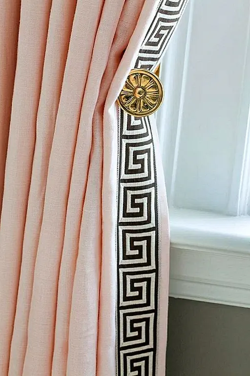 Давайте поговорим об текстиле. Шторы, бросить подушки и одеяла, все это простые способы принести розовый кварц в ваш дом. Затем, когда вы решите переключиться на спокойствие, это сделает работу такой же простой, как пирог. (через Style Me Pretty)