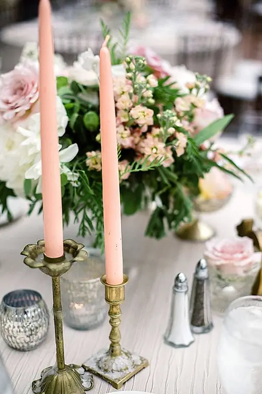 Я голосую за то, что добавление розового в ваш столик, независимо от сезона или праздника, - хороший ход. Розовый является неожиданным и даст вашему столу, который намекает на шик, не отрываясь от пищи на вашей тарелке. (через Elizabeth Anne Designs)