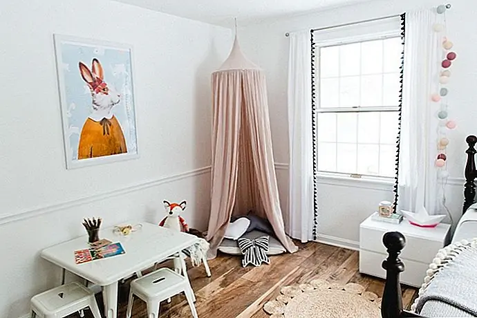 Войдите в комнату вашего ребенка и подумайте, где вы можете добавить немного розового кварца для них. Маленький уголок для чтения, подобный этому, очень рекомендуется, но даже розовый ночник сделает трюк. (через терапию квартиры)