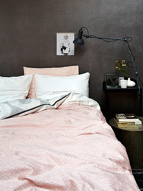 Вы можете подумать, что постельные принадлежности входят в категорию текстиля, но я говорю, что это категория, в которой она есть. Мы проводим много часов в постели, поэтому важно, чтобы это было удобно. Розовый кварц будет петь вам, чтобы спать с мечтами о балеринах и платьях. (через SF Girl By Bay)