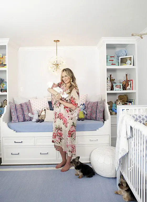 Человек, который проектировал этот питомник, был на месте. Серенити - это синеватый оттенок, который идеально подходит для комнаты маленького мальчика, но достаточно пастели, чтобы похвалить маленькую девочку. В любом случае, вы выигрываете. (через Style Me Pretty)