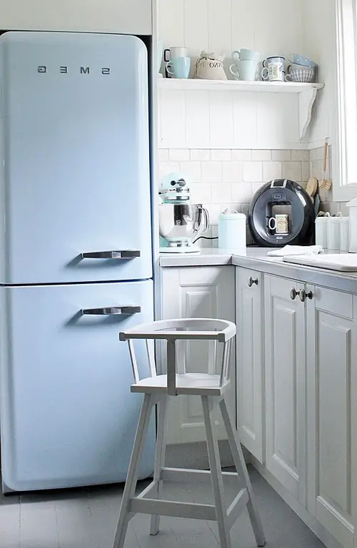 Зачем останавливаться на краске? Если вы готовы принять на себя обязательство по спокойствию, заполните кухню синими тонированными приборами. Они, безусловно, будут привлекать внимание, пока вы готовите. (через Атлантическое море)