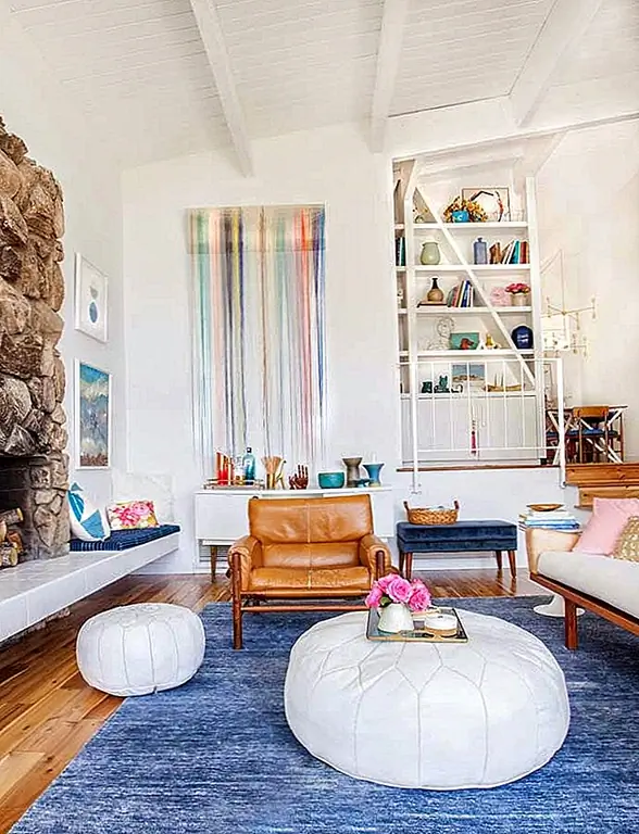 Квадратные коврики являются удивительными, независимо от того, какой цвет они являются. Но в безмятежности, это будет как расслабление ваших ног на стеклянном океане после долгих дней работы. Кто бы этого не хотел? (через Brit + Co)