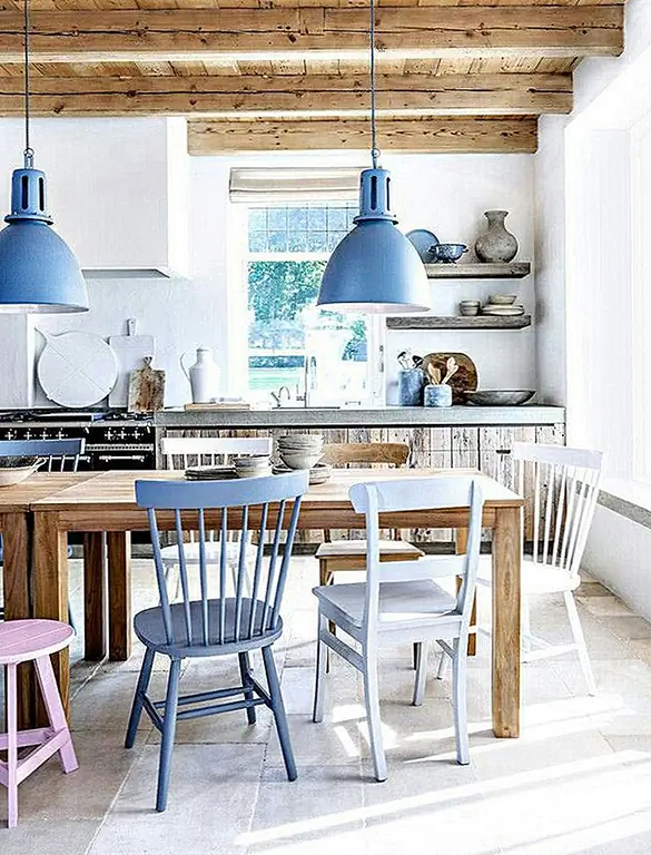 Вы, наверное, не думали, что есть такая вещь, как освещение безмятежности. Подумайте еще раз! Подвешивание с потолка, цвет определенно делает вашу люстру или подвесной подвесной поп. (через кухонную студию в Неаполе)