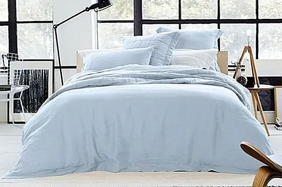 Безмятежное постельное белье просто имеет смысл, не так ли? Свернувшись с любимой книгой под самым расслабляющим и омолаживающим цветом. Но на самом деле, я был продан при постельных принадлежностях. (через Vogue Living)