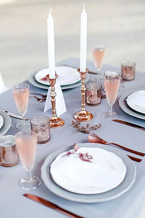 Не забудьте принять спокойствие на ужин. Она только поможет продемонстрировать весь ваш удивительный декор стола, а также создать расслабляющую атмосферу для ужина. (через Браббу)