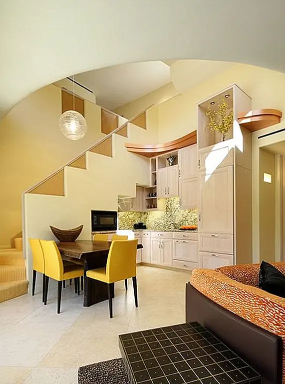 Вы также можете создать немного стильного традиционного стиля с этими двумя цветами. Эти оттенки прекрасно работали в домашней столовой, заканчивая деревянным столом, желтыми подушками и светлыми стенами, окрашенными в загар. Желтый будет выходить из темного дерева, а яркие стены создают воздушную, яркую отделку.