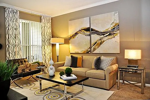 Не забудьте найти третий (или четвертый) цвет, чтобы помочь вам дополнять палитру. Если вы уже выбрали оттенок желтого и загар для фойе, главной спальни или даже внутреннего дворика, то найдите правильный тон акцента, чтобы комната была полной. Небесный блюз, величественные фиолетовые и голубые серые оттенки - все это выбор. Но, проявляйте творческий подход и получайте удовольствие. Просто знайте, что когда вы создаете загара и желтого пространства, вы обязательно получите блестящую, свежую комнату, чтобы наслаждаться!