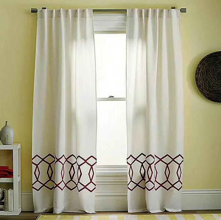 Алмазный рисунок, нанесенный на полях, делает занавесы еще более изысканными и удивительными, и они имеют цвет контраста с фоном. Например, белый занавес будет иметь черный узор, а черный - с белым алмазным рисунком или с темным цветовым узором. Этот контраст выглядит настолько хорошо, что неудивительно, что эти сгибы привлекают внимание людей с самого начала. В зависимости от размера штор, которые вам нужны, вы можете заказать его по цене от $ 63,00 до $ 87,00 от West Elm.