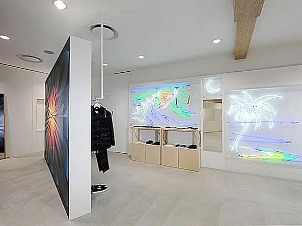 Вам захочется посетить музей, когда на самом деле вы просто покупаете одежду. Первое, что вам нужно сделать, когда вы посетитеTokyois, совершите экскурсию на Dover Street Market в Гинзе, вы будете поражены интересным дизайном. То, что вы замечаете среди великих работ, - это смешение брендов. Начиная с Vuitton, который представлен на одной и той же основе, названия улиц, такие как «The bathing ape», скорее напоминают путешествие клиенту. Магазин очень привлекательный, если вы посетите этот шестиэтажный магазин, вы с удовольствием запомните его.