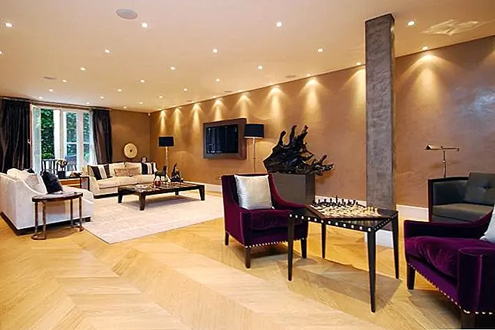 Столовая особенно привлекательна. Это пространство также расположено в углу комнаты и украшено изящной люстрой над столом. Кухня такая же элегантная, как и остальная часть квартиры. Посмотрите, как табуреты в баре похожи на стулья в столовой. Всего в квартире 4 спальни, еще одна очаровательная, чем следующая.