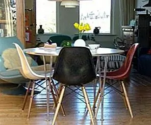 Красочные стулья - отличный способ добавить динамизм в столовую