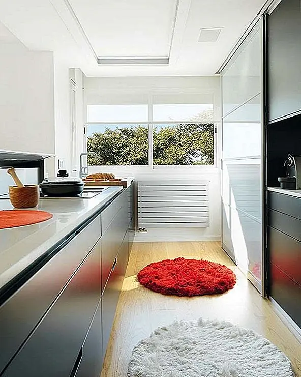 С другой стороны, гостиная была украшена красочным ковриком, на стенах висели современные произведения искусства, а красный и черный оттоманки отличались необычной формой. Спальня также имеет простой декор, как и остальную часть дома. Тем не менее, ванная комната была спроектирована по-разному и по-настоящему всплывает, так как деревенский деревянный пол был объединен с яркими оранжевыми полами. Также стоит упомянуть систему освещения вокруг дома. Для кухни были выбраны черные подвесные светильники, в то время как белая люстра для столовой. {Найдена на micasa}