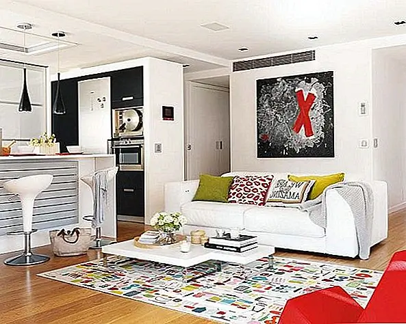 Модный дом с брызгами цветов