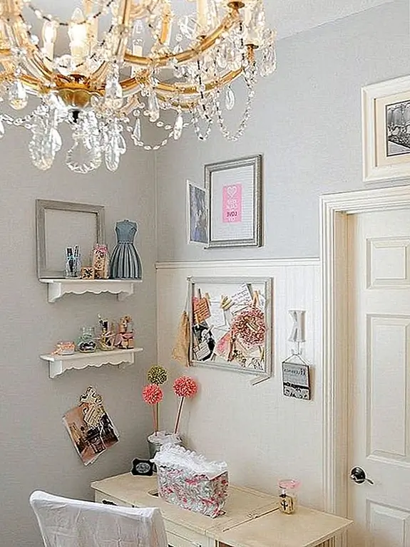 Будь то уголок под лестницей или уголком офиса, создайте творческое пространство для вашего воображения, чтобы взлететь. Крем нейтральные, розовые цветочные узоры и старинные кусочки делают его легким развлечением.