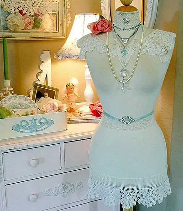 Иногда требуется нечто такое же простое, как старинные украшения, правильное освещение и форма одежды, чтобы создать уголок с таким потрепанным стилем, который вы любите, и нужное женское прикосновение.