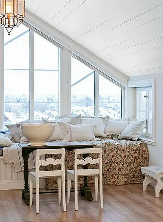 Позвоните в окно дома и используйте их в своих интересах. Создайте место, чтобы насладиться завтраком, наслаждаться книгами и наслаждаться друзьями. С правильными текстурами и тканями это будет самое стильное и уютное место в вашем доме.
