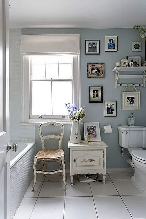 Кто сказал, что ванная комната не может быть стильной и роскошной. Если у вас нет уголка, чтобы сделать свой собственный, сделайте этот угол своим женским пространством. Построенная с потрепанным шикарным духом, эта зона купания довольно очаровательна.