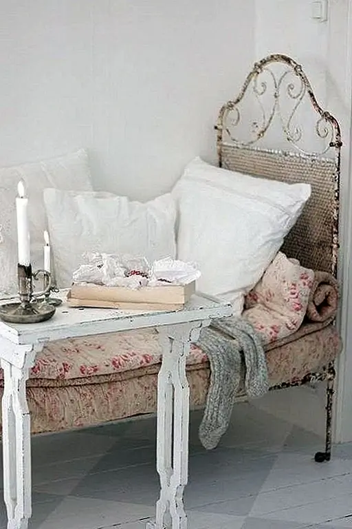 Будь то в фойе или в вашем домашнем офисе, уютный уголок такого маленького стиля может стать идеальным местом для отдыха и расслабления, выпить кофе или проскользнуть через некоторые из ваших любимых журналов.