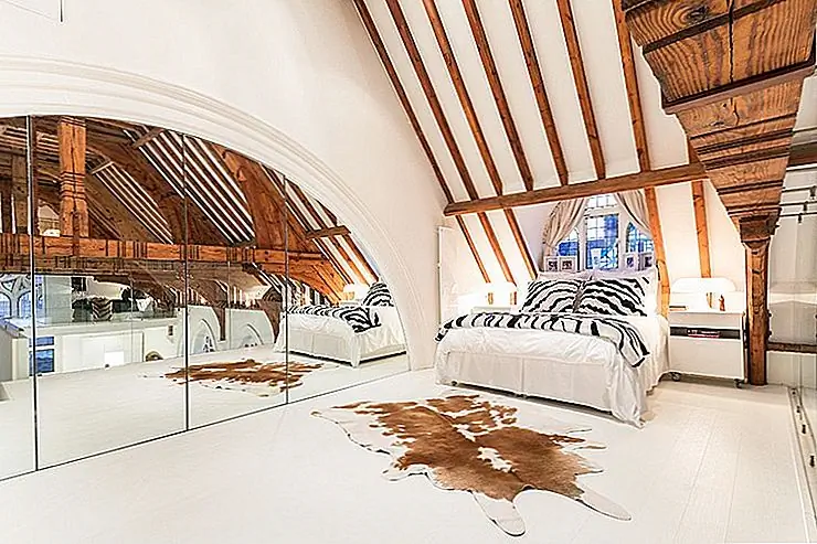 Элегантная винтовая лестница предлагает доступ к верхнему этажу с двумя спальнями. Здесь вы можете найти те же печатные издания, что и в гостиной, но в другой форме. Спальни имеют такой же яркий и открытый декор, как и остальная часть дома, но деревянные балки и форма потолка предлагают им теплый и уютный вид.