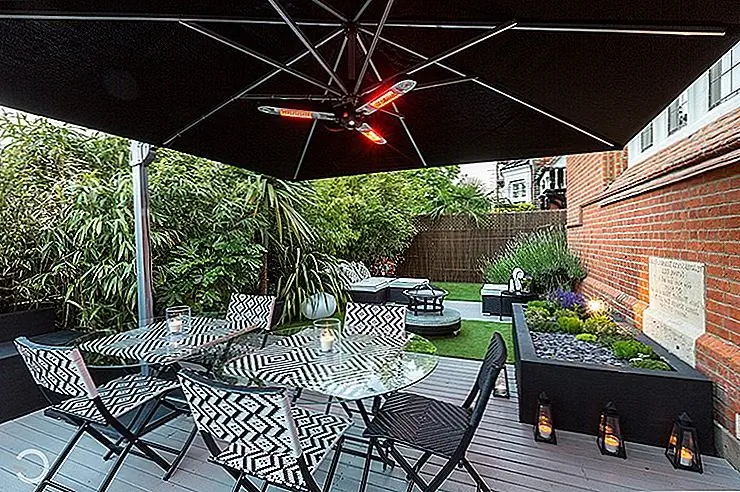 Конечно, есть также красивый внутренний дворик, своего рода открытая жилая площадь с черно-белой обеденной зоной с столом со стеклянным верхом, как и внутри.