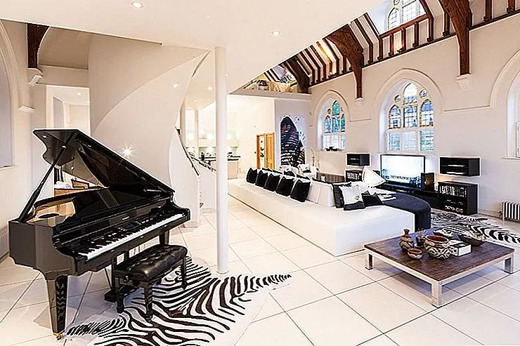 Монохроматическая цветовая палитра была выбрана так, чтобы архитектура могла выделяться, в то время как элементы, такие как ковры для печати зебр и этот красивый пианино, придавали пространству великолепный вид.